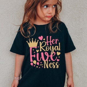 Könnte beinhalten: Schwarzes T-Shirt mit dem Text "Her Royal Fiveness" in Pink und Gelb. Das Design umfasst eine goldene Krone, Herzen und Luftballons. Ein Kind trägt das Shirt.