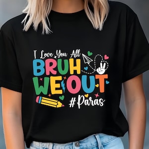 Könnte beinhalten: Schwarzes T-Shirt mit dem farbenfrohen Aufdruck "I Love You All BRUH WE OUT #Paras". Das Design beinhaltet ein Papierflugzeug, ein Friedenszeichen, Herzen und einen Bleistift, passend für Lehrer.
