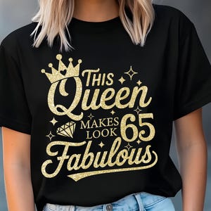 Könnte beinhalten: Schwarzes T-Shirt mit goldfarbenem Glitzertext „This Queen Makes Look Fabulous 65“. Das Design umfasst eine Krone, einen Diamanten und Sterne. Das T-Shirt hat einen klassischen Rundhalsausschnitt.
