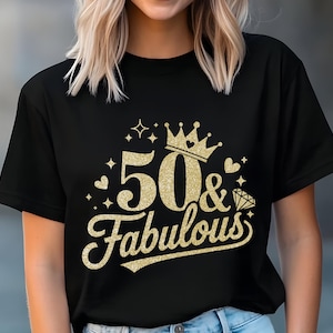 以下が含まれることがあります： 「50 & Fabulous」という金色のグリッター文字が書かれた黒いTシャツ。王冠とダイヤモンドのグラフィックが描かれている。