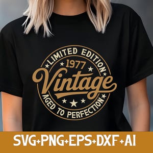 Op de afbeelding: Zwart T-shirt met een gouden cirkelvormig ontwerp met de tekst "LIMITED EDITION 1977 Vintage AGED TO PERFECTION". Het shirt heeft ook de tekst "SVG+PNG+EPS+DXF+AI" onderaan. Het is een crew neck.