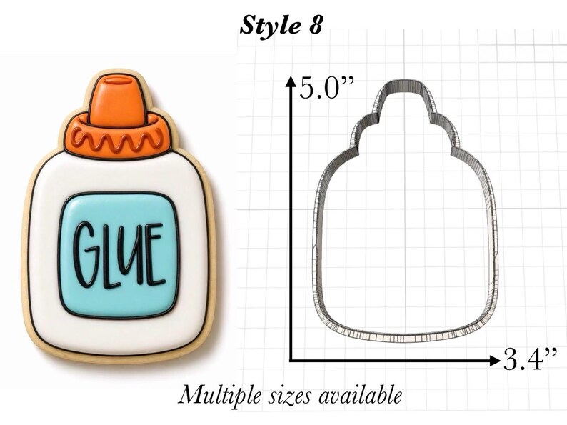 Op de afbeelding: Een koekje in de vorm van een lijmfles met wit glazuur, een lichtblauw label in het midden met het woord GLUE in het zwart en een oranje dop. Daarnaast staat een metalen uitsteekvorm op een raster, 12,7 cm hoog en 8,6 cm breed.