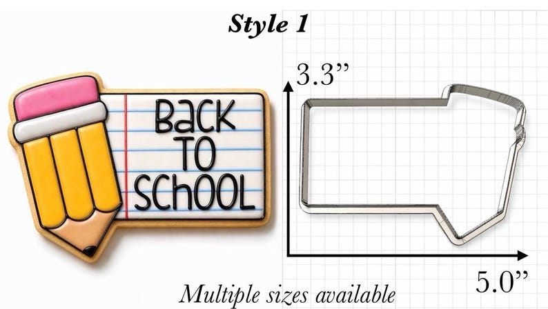 Op de afbeelding: Een koekje in de vorm van een potlood en een vel gelinieerd notitiepapier met de tekst Back To School, naast een metalen uitsteekvormpje. De vorm meet 8,38 cm hoog en 12,7 cm breed op een achtergrond met een raster.