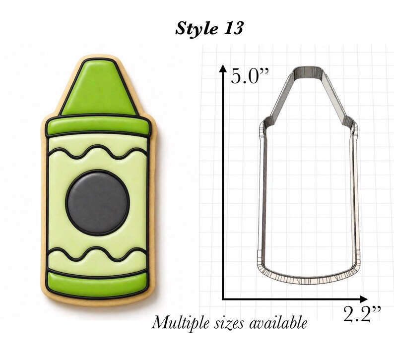 Op de afbeelding: Een lichtgroen koekje in de vorm van een waskrijtje met zwarte omlijningen en een donkergrijze cirkel in het midden, naast een metalen uitsteekvormpje in dezelfde vorm. De afbeelding bevat de tekst Style 13 en afmetingen van 12,7 cm bij 5,6 cm.