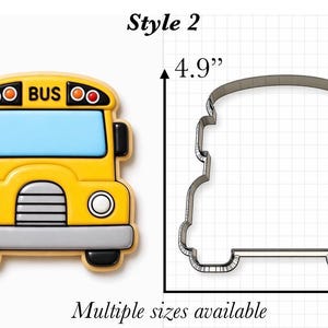 Op de afbeelding: Een gele schoolbuskoekje met een lichtblauwe voorruit, zwarte banden en de tekst BUS, naast een metalen koekjesvorm in dezelfde vorm. De afbeelding geeft een hoogte van 12,45 cm en een breedte van 12,7 cm aan voor het busontwerp.