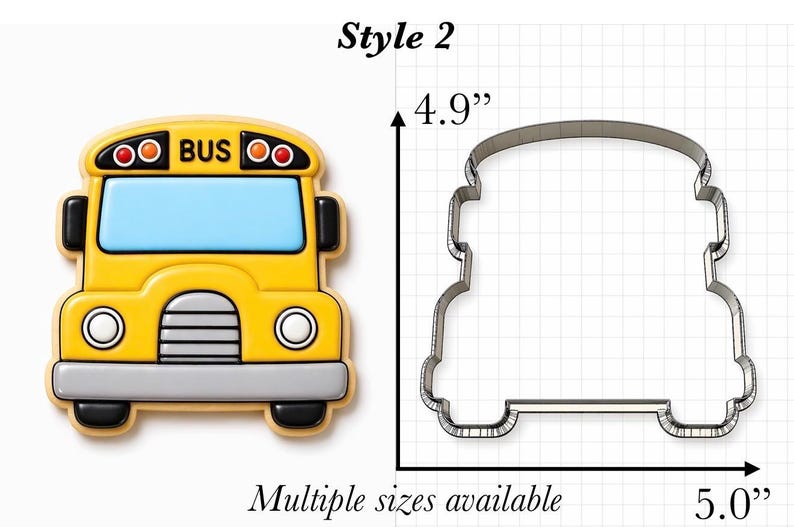 Op de afbeelding: Een gele schoolbuskoekje met een lichtblauwe voorruit, zwarte banden en de tekst BUS, naast een metalen koekjesvorm in dezelfde vorm. De afbeelding geeft een hoogte van 12,45 cm en een breedte van 12,7 cm aan voor het busontwerp.