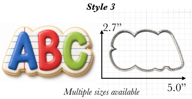 Op de afbeelding: Een koekjesvorm in de vorm van de letters ABC met een lijntjespapier-ontwerp, 6,86 cm hoog en 12,7 cm breed. De vorm staat naast een koekje versierd met blauw, rood en groen glazuur op een witte achtergrond.
