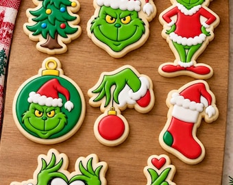 Peut inclure: Un ensemble de huit biscuits au sucre décorés avec des motifs verts sur le thème du Grinch, incluant un sapin de Noël, un visage avec un bonnet de Père Noël, une silhouette entière, une boule, une main tenant une décoration, une chaussette, des mains en cœur et un cœur fait avec les doigts.
