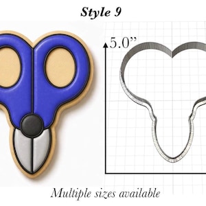 Op de afbeelding: Een schaarvormig koekje met blauwe handvatten en zilveren bladen, naast een draadmodel van een uitsteekvorm op een raster. De omtrek toont afmetingen van 12,7 cm hoog en 11,2 cm breed. De tekst luidt Style 9.
