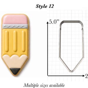 Op de afbeelding: Een potloodvormig koekje met roze, geel, beige en zwart glazuur naast een metalen uitsteekvorm op een raster. De uitsteekvorm is 12,7 cm hoog en 5,8 cm breed. De tekst Style 12 en Multiple sizes available is zichtbaar.