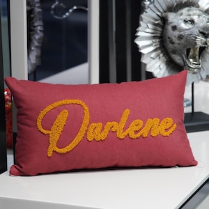 Namensbesticktes Kissen, Einzigartiges Punch Needle Design für Dekorativen Akzent, Einweihungsgeschenk, Gemütliche Wohndeko