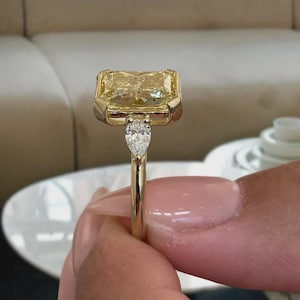 Bague de fiançailles jaune fantaisie 3 carats avec diamants taillés éclatant et trois pierres créées en laboratoire, or jaune 18 carats, bijoux de mariée