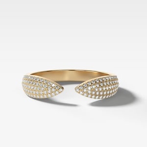 Könnte beinhalten: Ein goldener Ring mit zwei spitzen Enden, die jeweils mit einem Pflaster aus kleinen Diamanten besetzt sind.