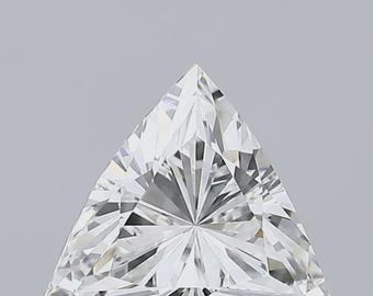Può includere: Una gemma trasparente, tagliata a forma di triangolo, con numerose sfaccettature. La gemma ha un aspetto brillante e scintillante, che riflette la luce dalle sue numerose superfici. La forma è un triangolo equilatero perfetto.