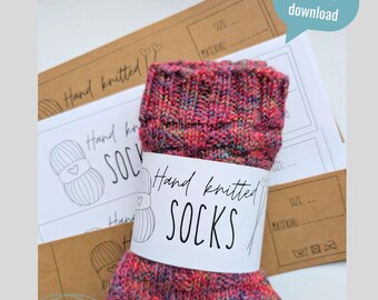 Op de afbeelding: Een handgebreide sok in roze, paarse en blauwe tinten, met een wit label met de tekst "Hand knitted SOCKS". De sok wordt gepresenteerd met bruine labels en een tekstballon met de tekst "digitaler download".