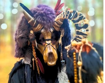 Maschera sciamanica a forma di teschio: corno di ariete, corno di cervo, copricapo di piume – Abbigliamento rituale pagano