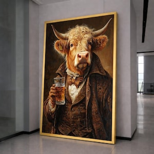 Pode incluir: Uma obra de arte emoldurada retrata uma vaca vestida com roupas formais, segurando um copo de cerveja. A vaca tem pelo marrom claro, chifres grandes e está usando um casaco marrom, colete e gravata borboleta. A obra tem uma moldura dourada e um fundo escuro.