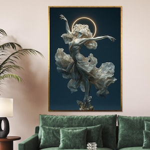 Op de afbeelding: Een ingelijst kunstwerk met een sculptuur van een dansende figuur met vloeiende stof. De figuur is in tinten wit en grijs, tegen een donkerblauwe achtergrond. Een gouden halo omringt het hoofd van de figuur en de lijst heeft een gouden rand.