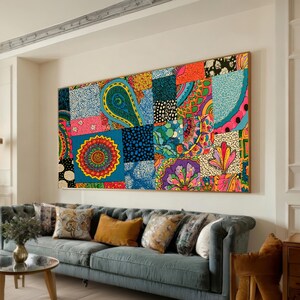 Peut inclure: Une grande œuvre d'art murale rectangulaire présentant un motif patchwork vibrant composé de divers designs colorés, incluant des motifs cachemire, floraux et géométriques dans des tons de bleu, jaune, rose, orange, vert et noir, encadrée de bois fin.