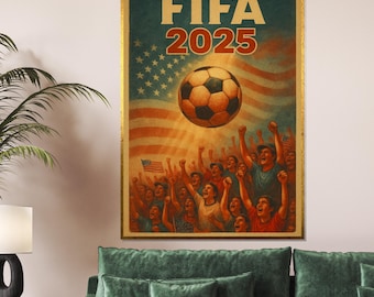 Puede incluir: Un póster de estilo vintage con el texto "FIFA 2025" sobre un balón de fútbol y la bandera estadounidense. Una multitud de personas vitoreando con los brazos levantados está debajo. El póster tiene un marco dorado.