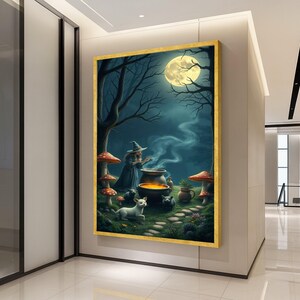 Puede incluir: Una obra de arte enmarcada representa a una bruja removiendo un caldero bajo la luna llena. La escena incluye setas, un perro blanco y gatos negros. La obra tiene un marco dorado y se exhibe en una pared en un pasillo bien iluminado.