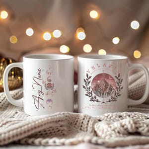 Mok met sterrenhemel en bergstadmotief - Roze fantasieontwerp | 325 ml keramiek | Boekig en romantisch cadeau