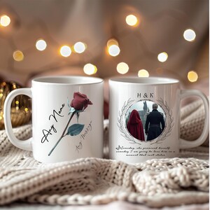Pode incluir: Duas canecas de cerâmica brancas. Uma caneca apresenta uma ilustração de rosa vermelha com os textos "Any Name" e "Any Message". A outra caneca tem uma foto de um casal, as iniciais "H & K" e uma citação. Ambas as canecas têm uma alça.
