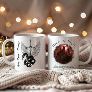 Pode incluir: Duas canecas de cerâmica brancas. Uma caneca apresenta uma cobra preta enrolada em uma espada com asas de anjo e o texto "Any Name/ Message". A outra caneca tem um design de castelo vermelho com o texto "House of Night" e uma citação.