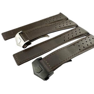 Peut inclure: Bracelets de montre en cuir marron avec détails perforés. Les bracelets ont une boucle en acier inoxydable et une boucle noire. Les bracelets sont conçus pour un ajustement confortable et un look élégant.