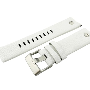 Puede incluir: Correa de reloj de cuero blanco con hebilla plateada y costuras. La correa tiene una superficie texturizada y está diseñada para un reloj con una anchura de lengüeta de 22 mm.