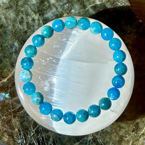 Blue Apatite Bracelet 8mm – Natural Stone from Madagascar – Elastic Bracelet – Lithotherapy – Handmade
