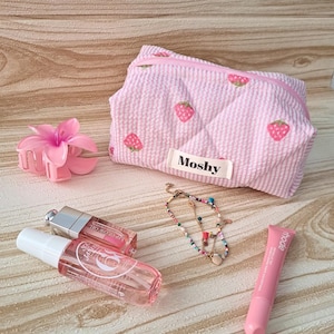 Borsa cosmetica Coquette, custodia per trucco alla fragola, borsa da toilette fatta a mano, motivo trapuntato a fragola rosa e rosso, custodia di bellezza per regalo