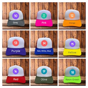 Puede incluir: Se muestran nueve gorras de camionero coloridas con respaldos de malla y viseras curvas. Cada gorra tiene una combinaci&oacute;n de colores diferente, incluyendo gris, rosa, naranja, morado, rojo, oliva y verde ne&oacute;n. Cada gorra tiene un n&uacute;mero y un nombre de color en la parte delantera.