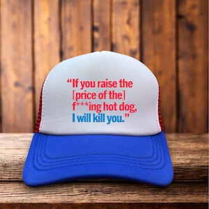 Puede incluir: Gorra de camionero azul y blanca con la parte trasera de malla roja. La gorra presenta el texto "If you raise the [price of the] f***ing hot dog, I will kill you." en rojo y azul.