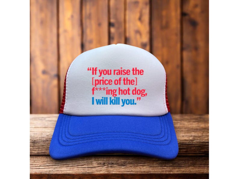 Puede incluir: Gorra de camionero azul y blanca con la parte trasera de malla roja. La gorra presenta el texto "If you raise the [price of the] f***ing hot dog, I will kill you." en rojo y azul.