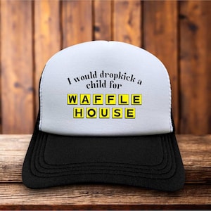Puede incluir: Gorra de camionero en blanco y negro con el texto "I would dropkick a child for WAFFLE HOUSE" en negro y amarillo. La gorra tiene un panel frontal blanco y una visera y parte trasera de malla negra.