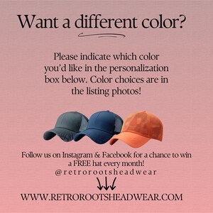 Puede incluir: La imagen presenta tres gorras de b&eacute;isbol en diferentes colores: gris oscuro, azul marino y naranja. El texto de la imagen dice: "&iquest;Quieres un color diferente?" y proporciona instrucciones para la selecci&oacute;n de color. La imagen tambi&eacute;n incluye informaci&oacute;n de redes sociales.
