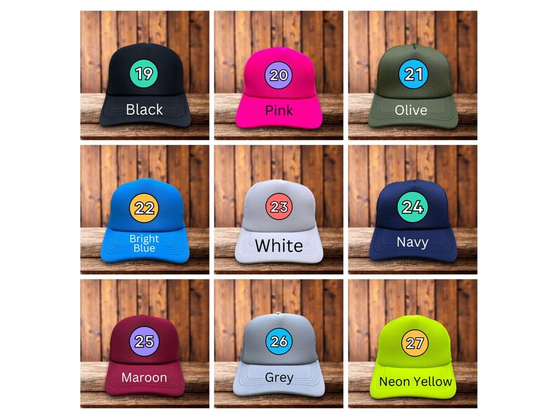 Puede incluir: Nueve gorras de b&eacute;isbol en varios colores, incluyendo negro, rosa, oliva, azul claro, blanco, azul marino, granate, gris y amarillo ne&oacute;n. Cada gorra tiene un n&uacute;mero y el nombre del color.