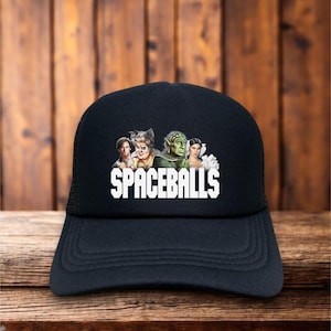 Può includere: Cappellino da camionista nero con rete bianca sul retro. La parte anteriore del cappello presenta una grafica di personaggi del film Spaceballs con il testo "Spaceballs" in bianco.