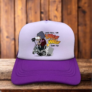 Puede incluir: Gorra de camionero morada y blanca con una imagen de dibujos animados de un personaje en una motocicleta y el texto "JUST TELL 'EM LARGE MARGE SENT YA!". La gorra tiene una visera morada y una parte trasera de malla.