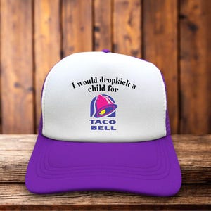 Puede incluir: Gorra de camionero morada y blanca con el texto "I would dropkick a child for" encima del logotipo de Taco Bell. La gorra tiene una visera morada y una parte trasera de malla, con un panel frontal blanco.