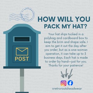 Puede incluir: Gr&aacute;fico ilustrado con el texto "&iquest;C&Oacute;MO EMPAQUETAR&Aacute;S MI SOMBRERO?" presenta un buz&oacute;n azul con un letrero dorado "POST". El texto explica el env&iacute;o de sombreros en una bolsa de pl&aacute;stico y caja de cart&oacute;n.
