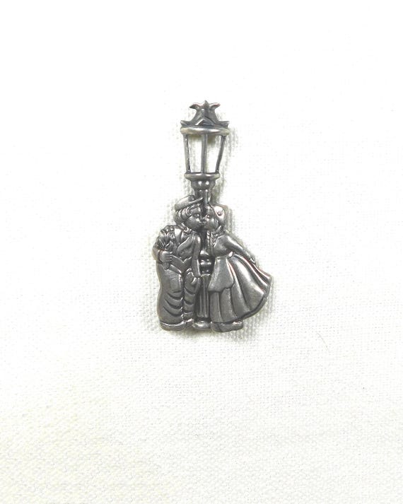 Artisan Sterling Pressed Vintage Dutch Boy Girl Kissing under Lamp Pin