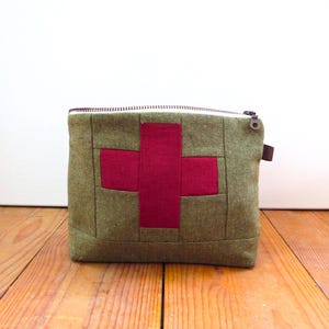 Bolsa mediana de primeros auxilios con cremallera • Organizador portátil de botiquín médico • Almacenamiento compacto para viajes • Estuche para suministros de emergencia • Verde militar vintage