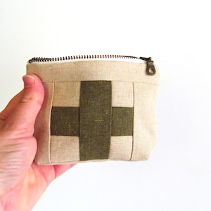 Botiquín de primeros auxilios portátil para uso doméstico y en movimiento - Kit de emergencia de bolsillo con cruz suiza verde salvia: personalizado - Bolsa cruzada verde militar