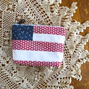 Bolsa con cierre con la bandera estadounidense • Monedero Liberty pequeño de mano • Bolsa con cierre con estrellas y rayas • Estuche de maquillaje pequeño de EE. UU. en rojo, blanco y azul para ella