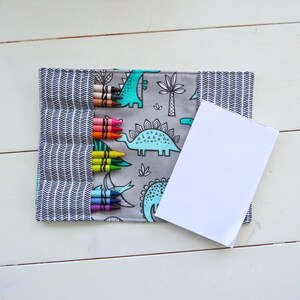 Cuaderno de crayones de dinosaurios: carpeta para colorear, juego de crayones y bloc de notas de dinosaurios, idea de regalo para niños pequeños, actividad de viaje para niños, juego independiente