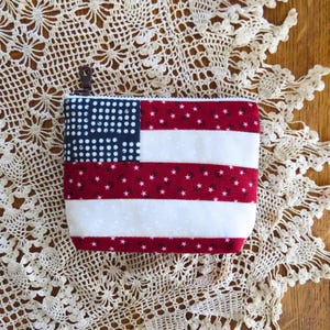 Bolsa con cierre de cremallera con la bandera estadounidense • Monedero Liberty pequeño de mano • Bolsa con cierre de cremallera con el aro Let Freedom • Pequeño estuche de maquillaje de EE. UU. en rojo, blanco y azul para ella