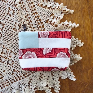 Bolso con cierre Merica • Monedero Liberty pequeño de mano • Estuche con cierre con la bandera Old Glory • Acolchado rojo, blanco y azul de EE. UU. • Pequeño estuche de maquillaje para ella