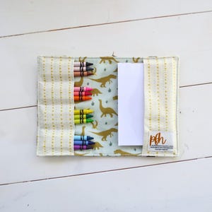 Cuaderno de crayones de dinosaurios: carpeta para colorear, juego de crayones y bloc de notas de dinosaurios, idea de regalo preescolar para niños, actividad de dibujo para la iglesia en casa.